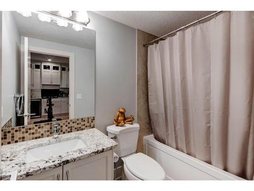 4331 19 Avenue Nw, Calgary, AB - Indoor Photo Showing Bathroom