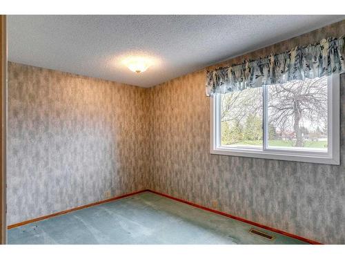 855 Cannell Road, Calgary, AB - Indoor Photo Showing Other Room