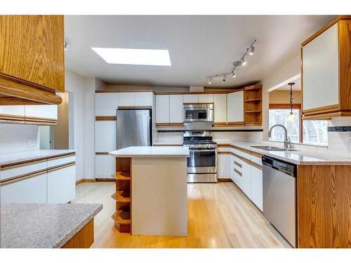 855 Cannell Road, Calgary, AB - Indoor Photo Showing Kitchen