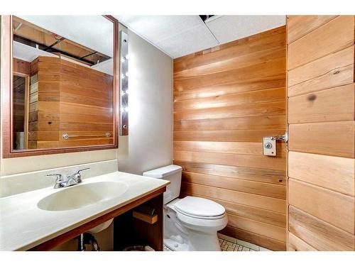 855 Cannell Road, Calgary, AB - Indoor Photo Showing Bathroom