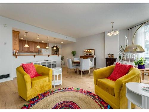 404-1726 14 Avenue Nw, Calgary, AB - Indoor Photo Showing Living Room