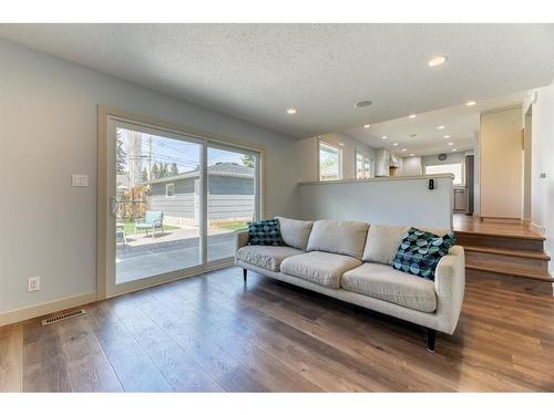 712 Lake Lucerne Drive Se, Calgary, AB - Indoor Photo Showing Living Room