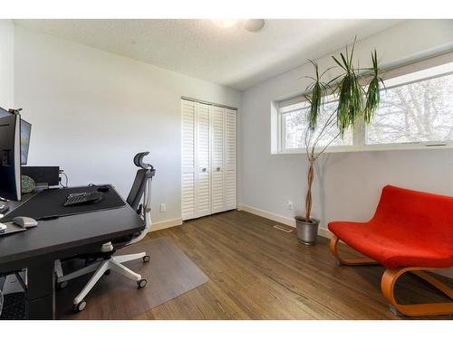 712 Lake Lucerne Drive Se, Calgary, AB - Indoor Photo Showing Office