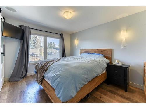 712 Lake Lucerne Drive Se, Calgary, AB - Indoor Photo Showing Bedroom