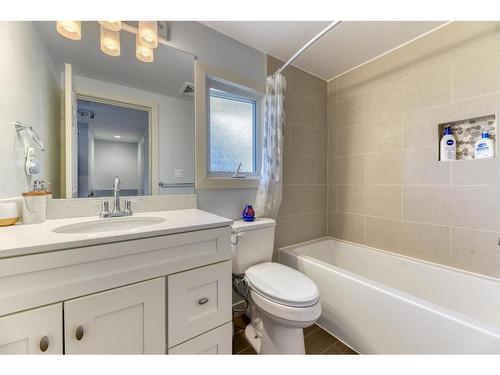 712 Lake Lucerne Drive Se, Calgary, AB - Indoor Photo Showing Bathroom