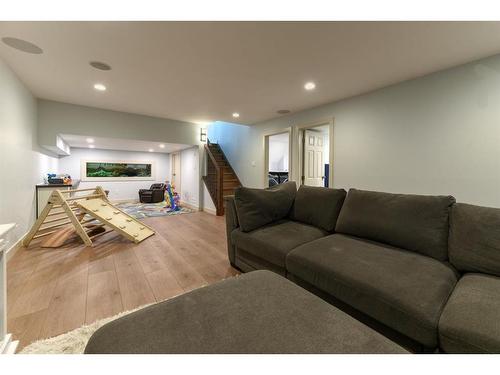 712 Lake Lucerne Drive Se, Calgary, AB - Indoor Photo Showing Living Room