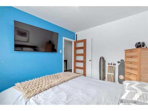 516 22 Avenue Nw, Calgary, AB - Indoor Photo Showing Bedroom