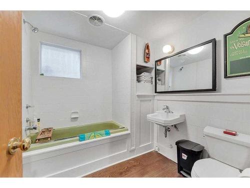 516 22 Avenue Nw, Calgary, AB - Indoor Photo Showing Bathroom