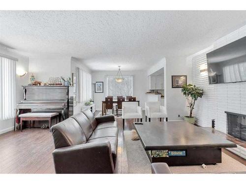 516 22 Avenue Nw, Calgary, AB - Indoor Photo Showing Living Room