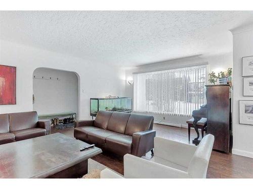 516 22 Avenue Nw, Calgary, AB - Indoor Photo Showing Living Room