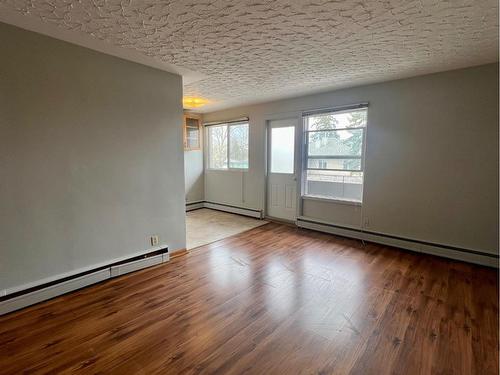 15-2020 16 Avenue Nw, Calgary, AB - Indoor Photo Showing Other Room