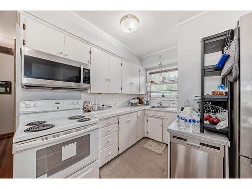 423 33 Avenue Nw, Calgary, AB - Indoor Photo Showing Kitchen