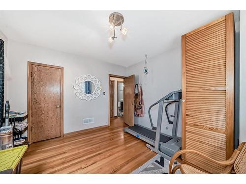 423 33 Avenue Nw, Calgary, AB - Indoor Photo Showing Gym Room