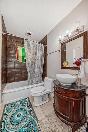 423 33 Avenue Nw, Calgary, AB - Indoor Photo Showing Bathroom
