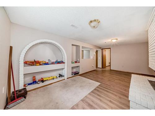 423 33 Avenue Nw, Calgary, AB - Indoor Photo Showing Other Room