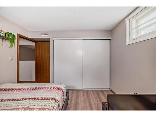 423 33 Avenue Nw, Calgary, AB - Indoor Photo Showing Bedroom