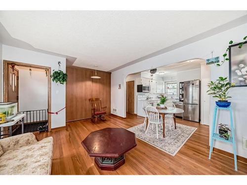 423 33 Avenue Nw, Calgary, AB - Indoor Photo Showing Living Room