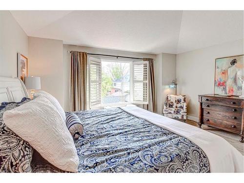 4208 16A Street Sw, Calgary, AB - Indoor Photo Showing Bedroom