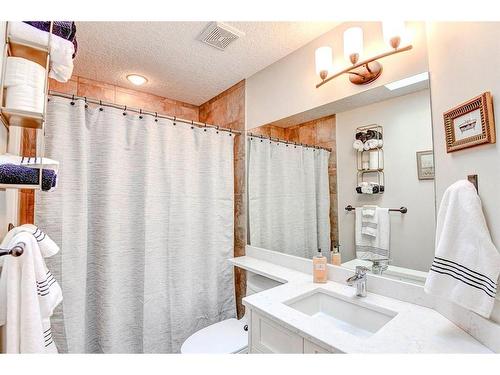 4208 16A Street Sw, Calgary, AB - Indoor Photo Showing Bathroom