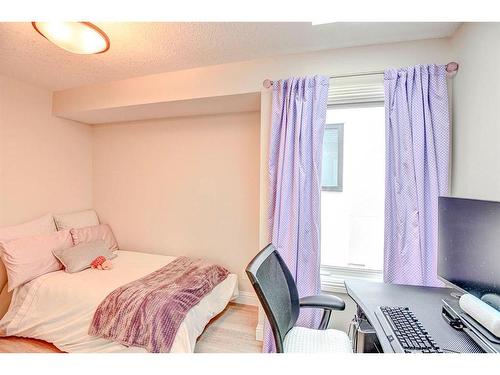 4208 16A Street Sw, Calgary, AB - Indoor Photo Showing Bedroom