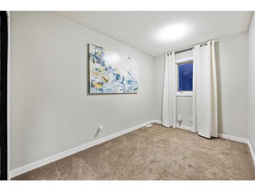 612 Meadowbrook Bay Se, Airdrie, AB - Indoor Photo Showing Other Room