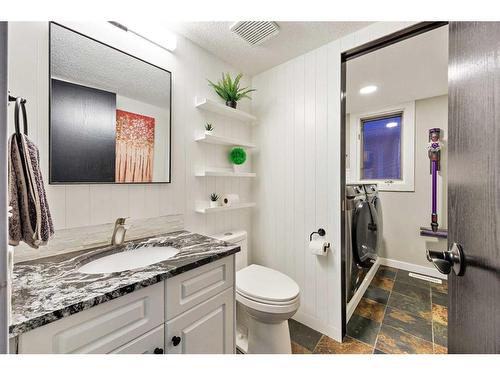 612 Meadowbrook Bay Se, Airdrie, AB - Indoor Photo Showing Bathroom