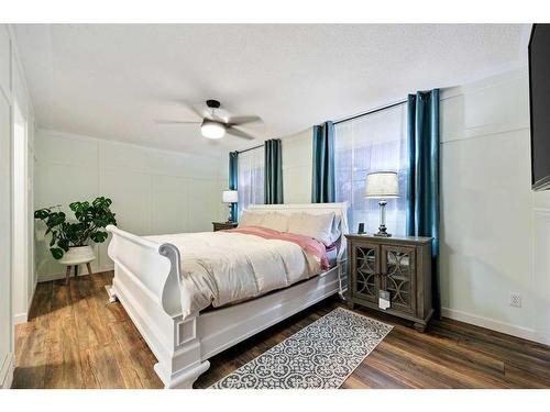 612 Meadowbrook Bay Se, Airdrie, AB - Indoor Photo Showing Bedroom