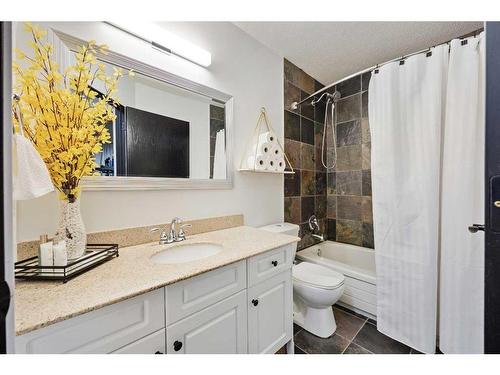 612 Meadowbrook Bay Se, Airdrie, AB - Indoor Photo Showing Bathroom