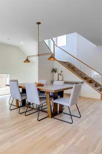 510 7 Street Ne, Calgary, AB - Indoor Photo Showing Dining Room