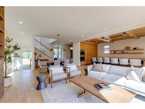 510 7 Street Ne, Calgary, AB - Indoor Photo Showing Living Room