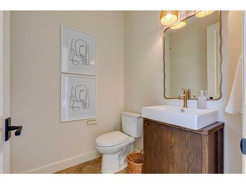 510 7 Street Ne, Calgary, AB - Indoor Photo Showing Bathroom