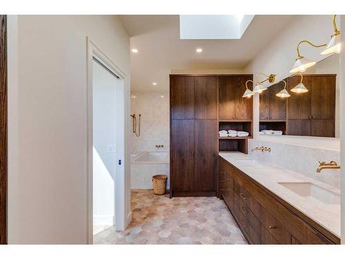 510 7 Street Ne, Calgary, AB - Indoor Photo Showing Bathroom