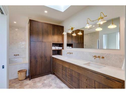 510 7 Street Ne, Calgary, AB - Indoor Photo Showing Bathroom