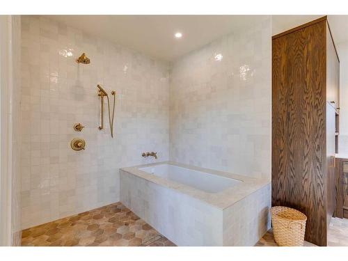 510 7 Street Ne, Calgary, AB - Indoor Photo Showing Bathroom