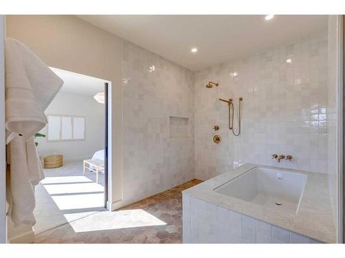 510 7 Street Ne, Calgary, AB - Indoor Photo Showing Bathroom