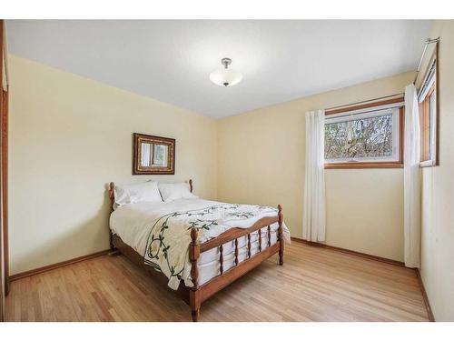 47 Rosetree Road Nw, Calgary, AB - Indoor Photo Showing Bedroom
