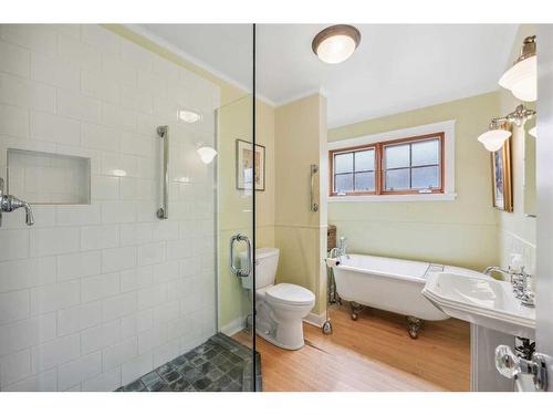 47 Rosetree Road Nw, Calgary, AB - Indoor Photo Showing Bathroom