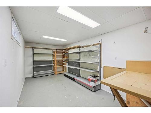 47 Rosetree Road Nw, Calgary, AB - Indoor Photo Showing Garage