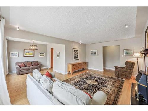 47 Rosetree Road Nw, Calgary, AB - Indoor Photo Showing Living Room