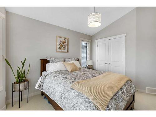 1741 47 Avenue Sw, Calgary, AB - Indoor Photo Showing Bedroom