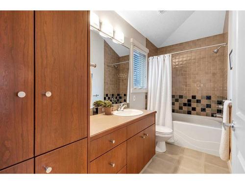 1741 47 Avenue Sw, Calgary, AB - Indoor Photo Showing Bathroom