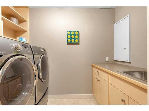1741 47 Avenue Sw, Calgary, AB - Indoor Photo Showing Laundry Room