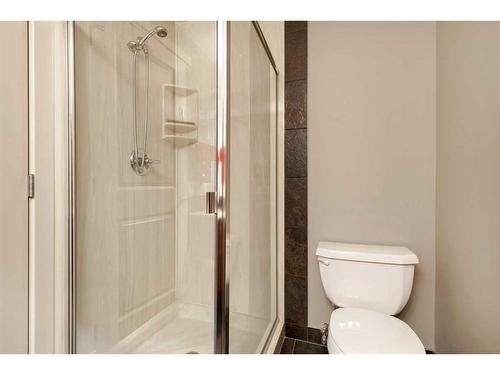 1741 47 Avenue Sw, Calgary, AB - Indoor Photo Showing Bathroom