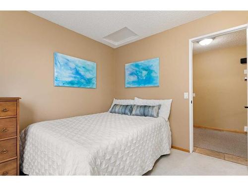976 Bracewood Rise Sw, Calgary, AB - Indoor Photo Showing Bedroom