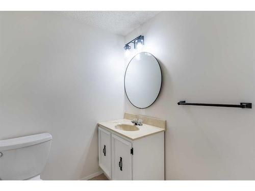 976 Bracewood Rise Sw, Calgary, AB - Indoor Photo Showing Bathroom