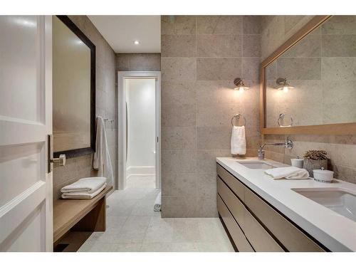 3811 9 Street Sw, Calgary, AB - Indoor Photo Showing Bathroom