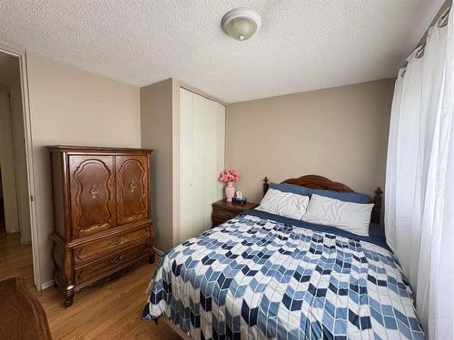 5116 8 Avenue Se, Calgary, AB - Indoor Photo Showing Bedroom