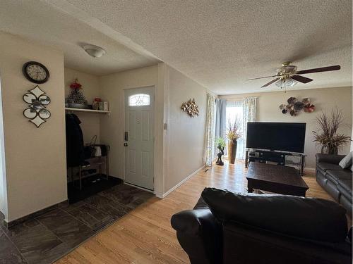 5116 8 Avenue Se, Calgary, AB - Indoor Photo Showing Living Room