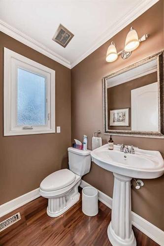 10 Lake Rosen Place Se, Calgary, AB - Indoor Photo Showing Bathroom