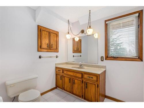 157 Blueridge Rise, Rural Rocky View County, AB - Indoor Photo Showing Bathroom